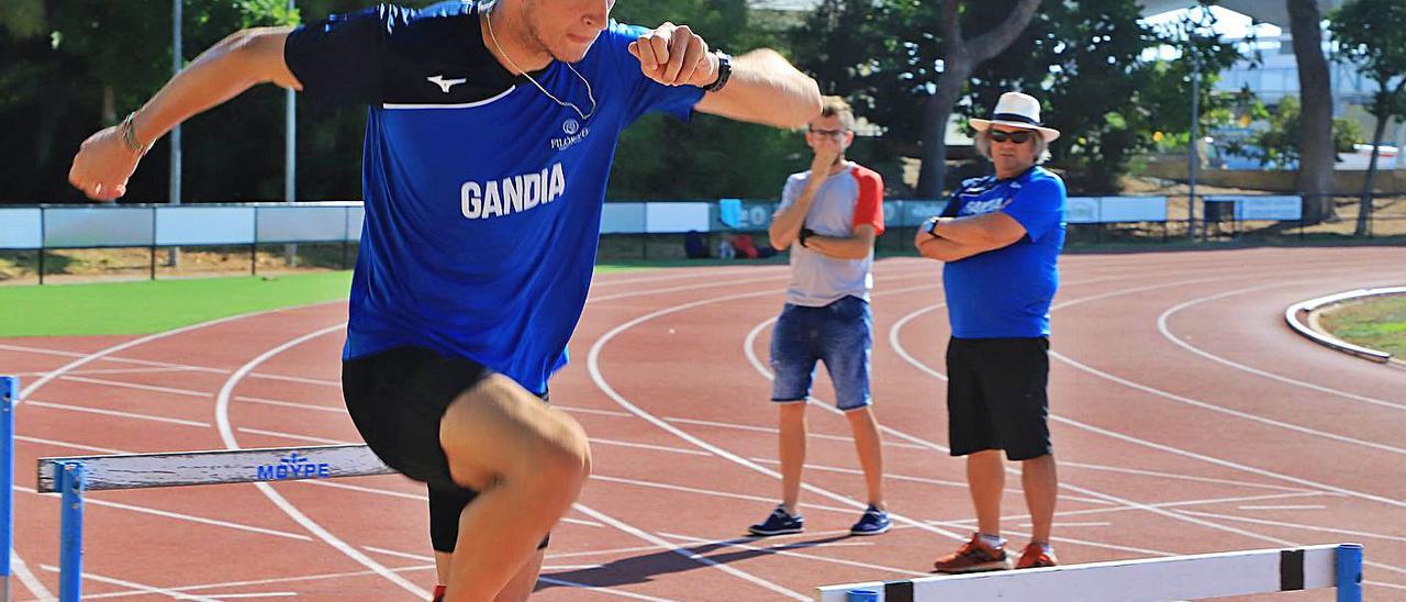 Quique Llopis , durante un entrene en la pista de Gandia bajo la mirada de su entrenador. | XIMNO FERRI