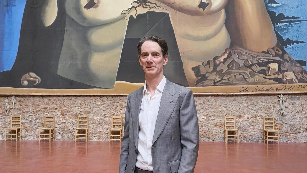 El investigador Simon Weir fotografiado bajo la cúpula daliniana, al Teatro-Museo Dalí de Figueres.