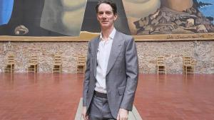 Linvestigador Simon Weir fotografiat sota la cúpula daliniana, al Teatre-Museu Dalí de Figueres.