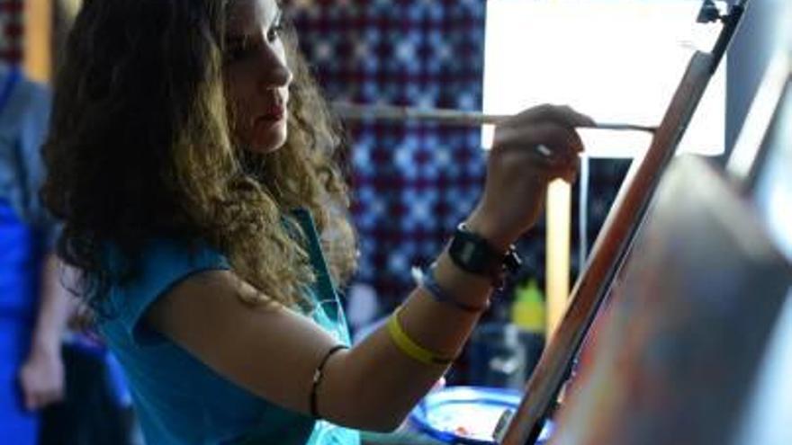 Noelia Vera, en una de las jornadas de pintura de «Salir con Arte».