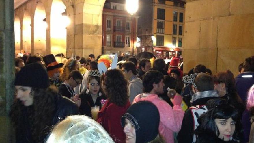 Un «botellón» en la plaza Mayor durante el pasado Antroxu.