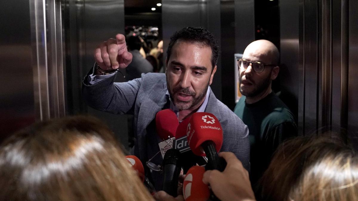 Leire Díez en la rueda de prensa que ha ofrecido y ha aparecido Víctor de Aldama.