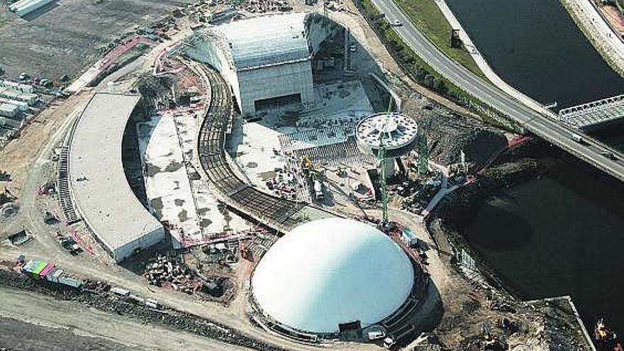 Una imagen aérea del Centro Niemeyer, dos años después de la primera piedra.