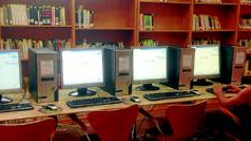 La biblioteca renueva los ordenadores por otros más modernos