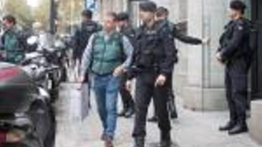 La Guàrdia Civil s&#039;emporta documentació de l&#039;Autoritat Catalana de Competència.