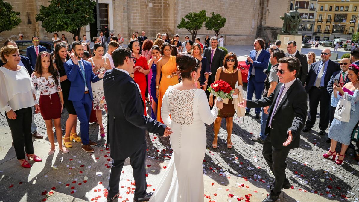 Imagen de archivo de unos recién casados a la salida del Ayuntamiento de Badajoz.