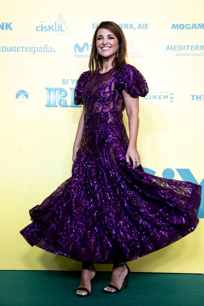 Paula Echevarría con un vestido de fiesta con lentejuelas moradas, mangas cortas abullonadas y falda de vuelo en el estreno de 'Si yo fuera rico' en Madrid