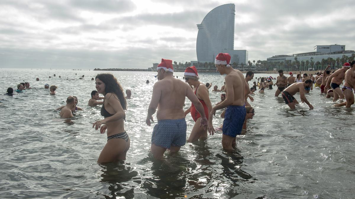 Primer baño del año en la playa de la Barceloneta