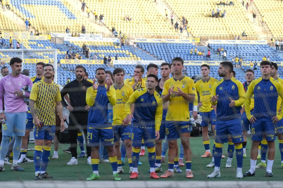 El plantel agradece el respaldo de la Naciente, tras batir al Huesca en el último pulso en el Gran Canaria.