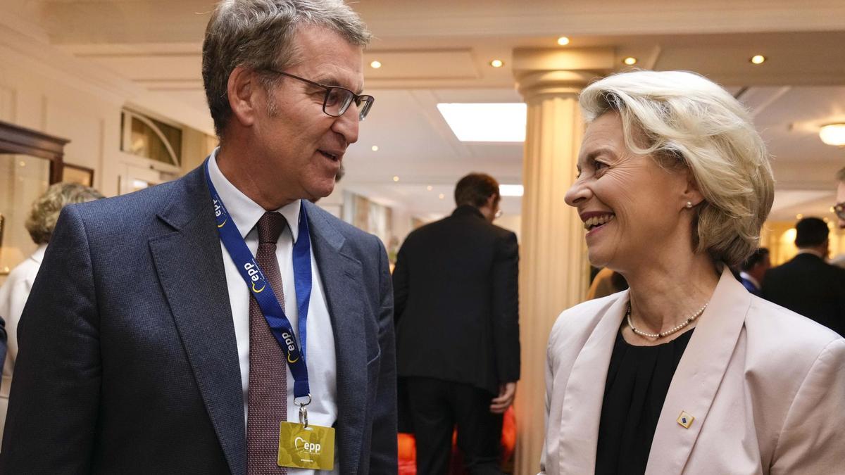 El líder del PP, Alberto Núñez Feijóo, junto a la presidente de la Comisión Europea en Bruselas.