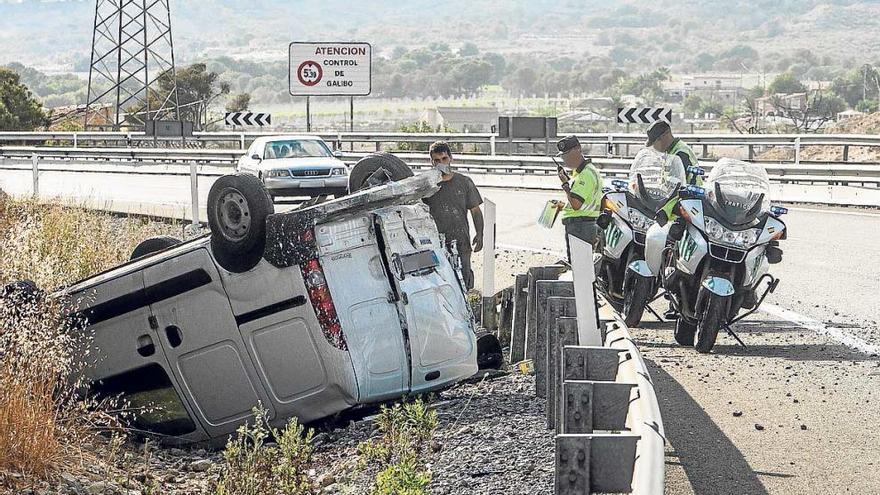 Ileso tras un vuelco en la autovía Alicante-Madrid