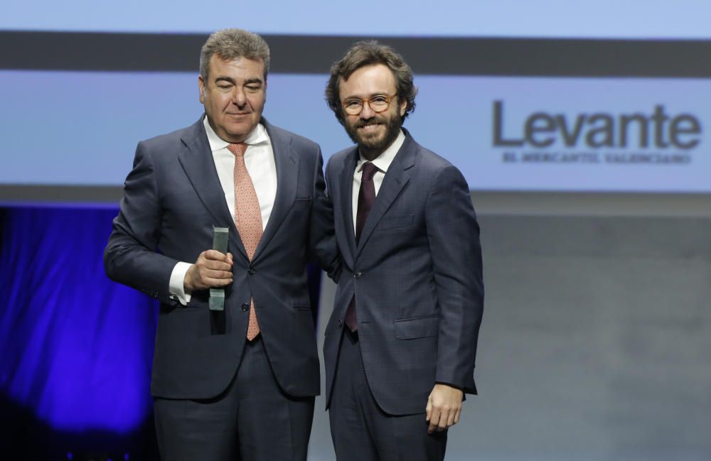 Carlos Bertomeu, de Air Nostrum, recibe el premio de Aitor Moll, consejero delegado de Prensa Ibérica