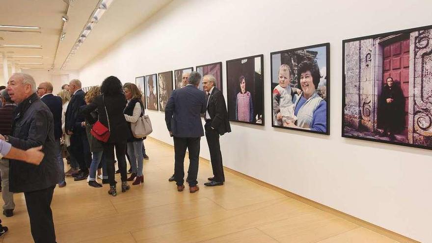 Fotografías de 1x1 metros de Carlos Velo, en el Centro Cultural Marcos Valcárcel. // Iñaki Osorio