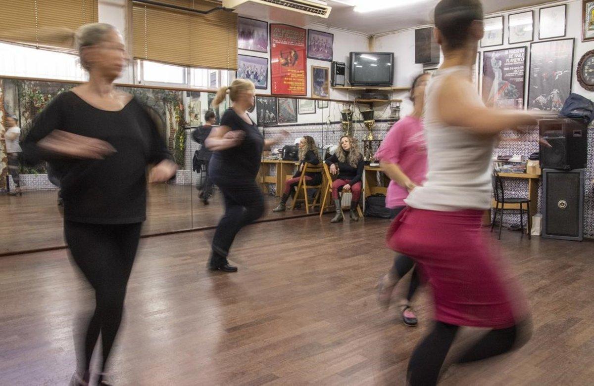 Clase de flamenco en el Baix Llobregat a cargo de Ana Márquez