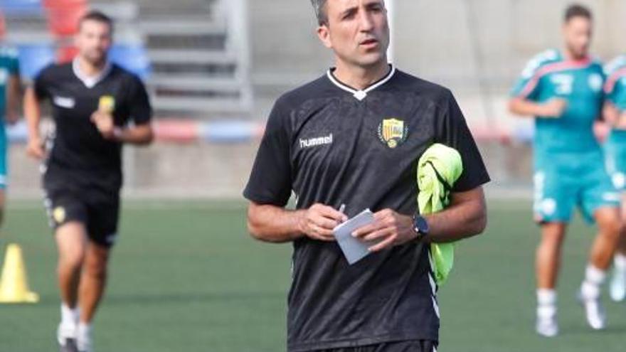 Òscar Álvarez, en un entrenament del Llagostera.