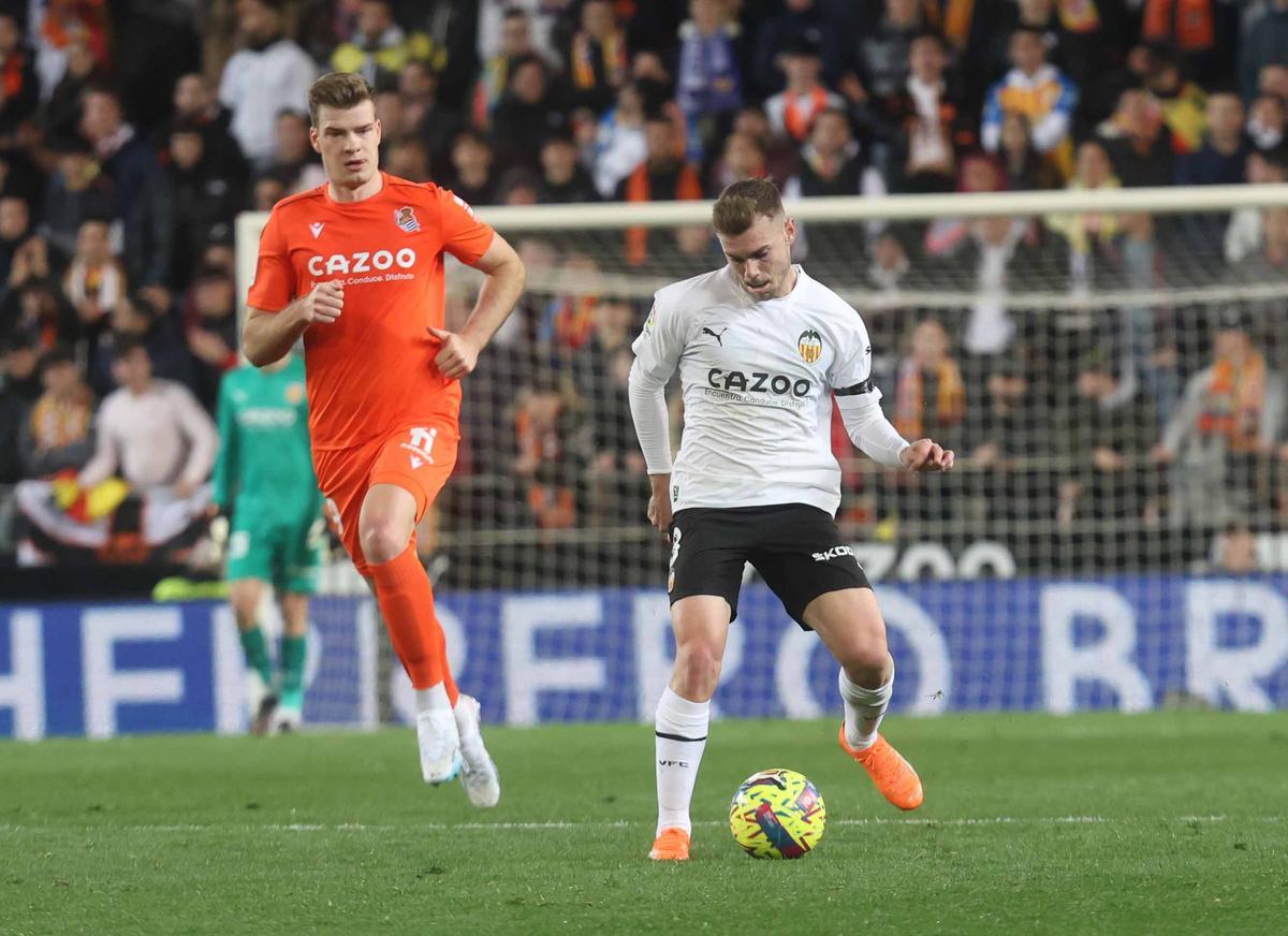 Toni Lato controla el balón en el partido de liga Valencia CF - Real Sociedad