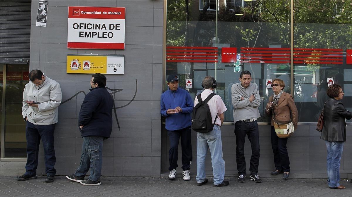 zentauroepp22238951 people queue outside an office to register for job placement180202091302