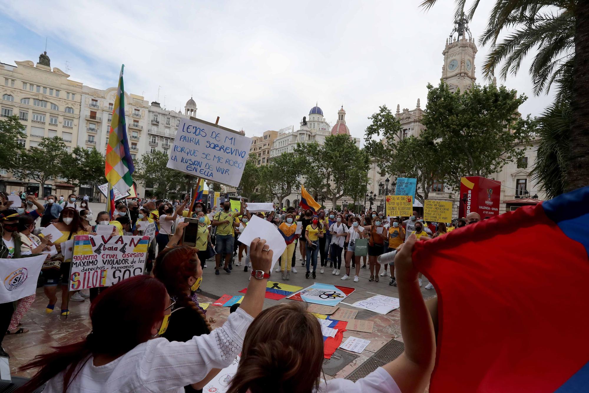 Diversos colectivos denuncian en València la "represión" de Colombia a las concentraciones por la paz