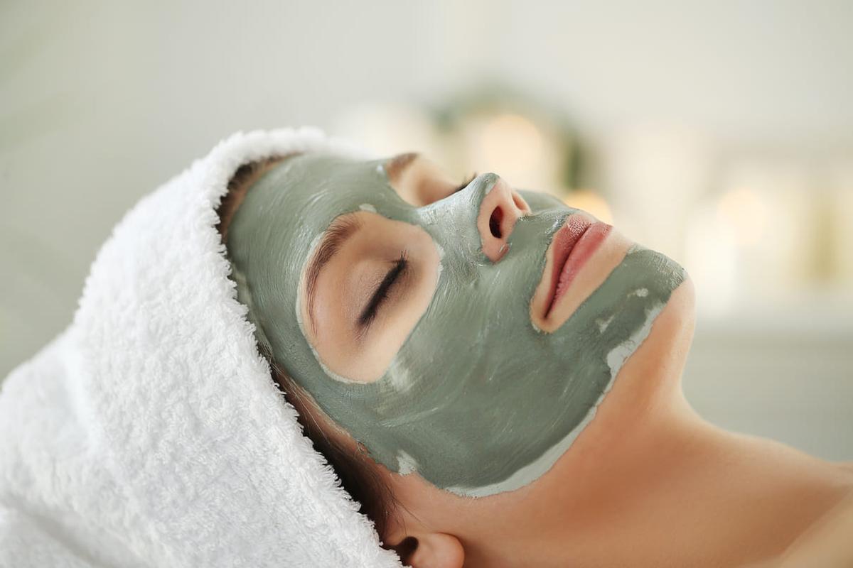 Una mujer con la mascarilla facial con efecto bótox hecha de ingredientes naturales