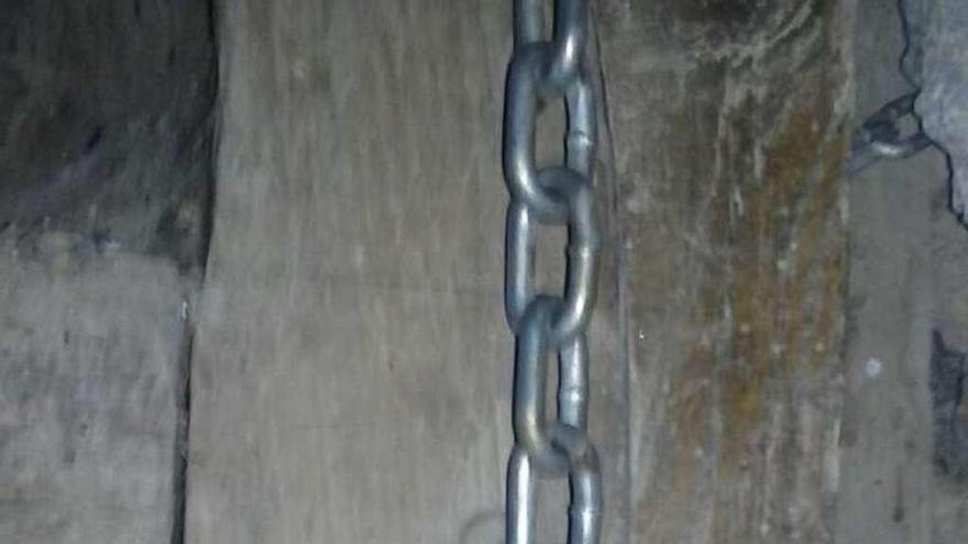 Rotura de una de las cadenas en una puerta.