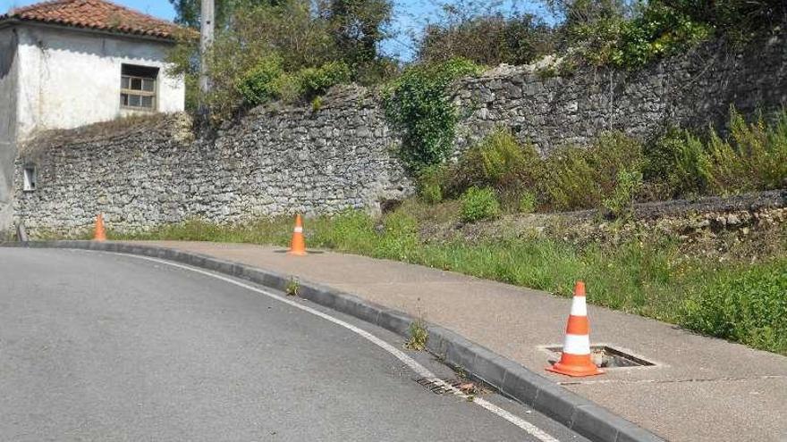 Conos señalizando el hueco dejado por las tapas de alcantarilla.