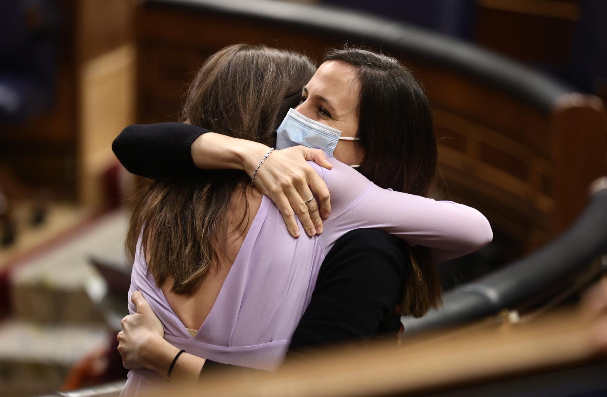 La ministra de Igualdad, Irene Montero (i), abraza a la ministra de Derechos Sociales y Agenda 2030, Ione Belarra, en una sesión plenaria, en el Congreso de los Diputados.