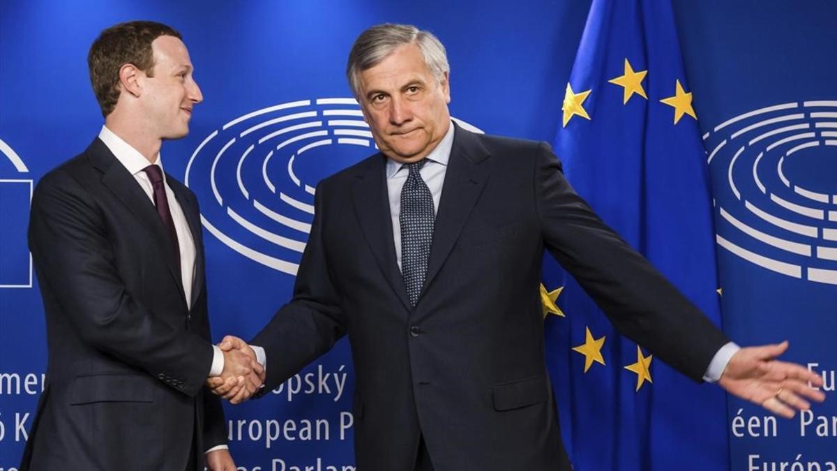 Mark Zuckerberg con el presidente del Parlamento Europeo, Antonio Tajani.