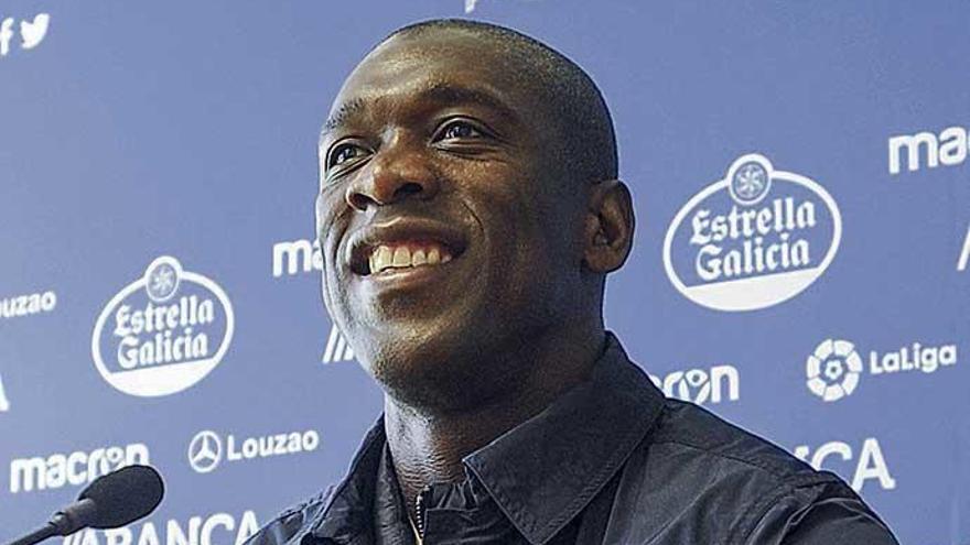 Seedorf sonríe durante la charla que mantuvo con los periodistas antes de viajar a Madrid.