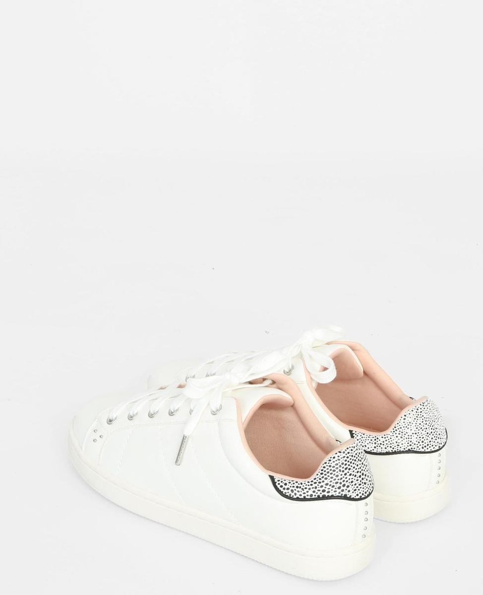 Zapatillas blancas con detalle de Pimkie (Precio: 29,99 euros)