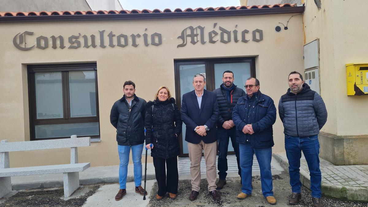 Javier Faúndez con autoridades locales y provinciales en Madridanos