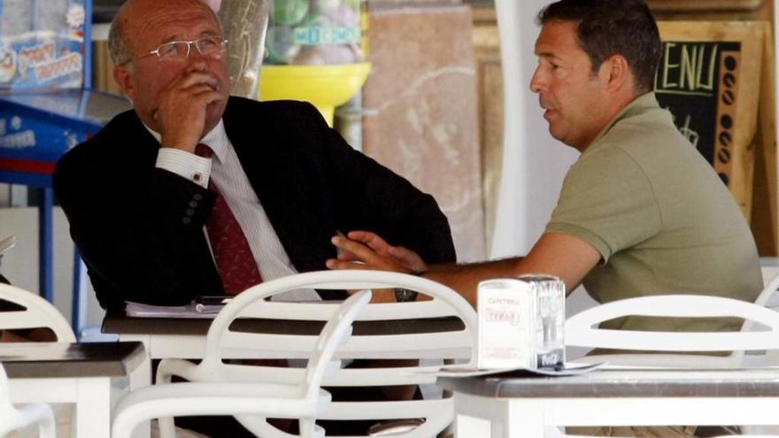 Alberto Guerra con Sánchez Carrillo en una terraza de la plaza Belluga