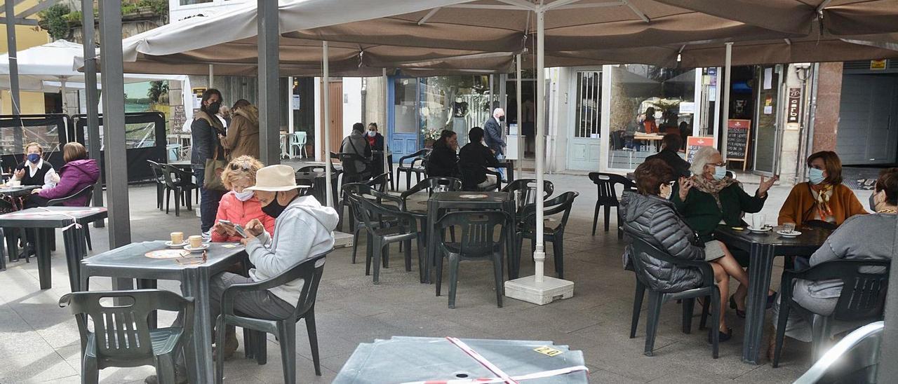 Una terraza de hostelería con mesas inutilizadas en Marín. |  // R. VÁZQUEZ