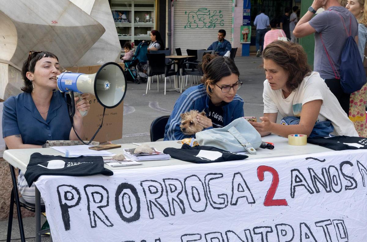 Miembros del Sindicat de Vivenda de Carolines informan sobre las prórrogas de alquiler.