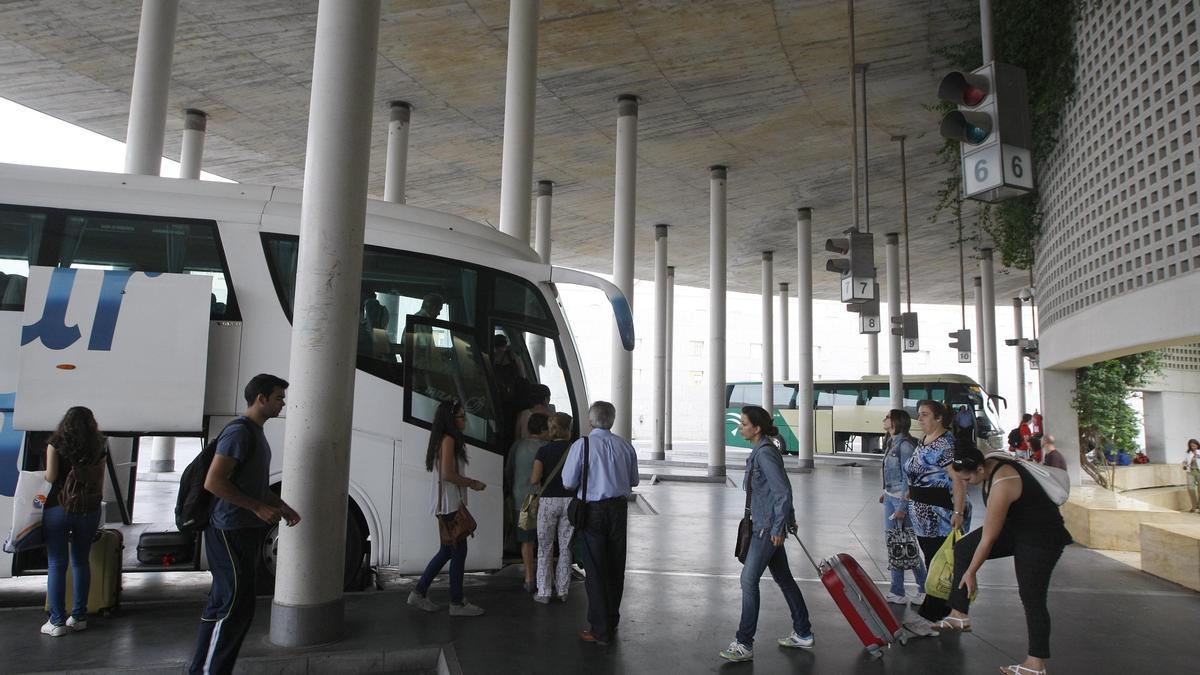 Viajeros cogen el autobús en la estación de Córdoba.