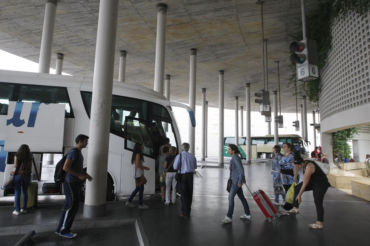Viajeros cogen el autobús en la estación de Córdoba.