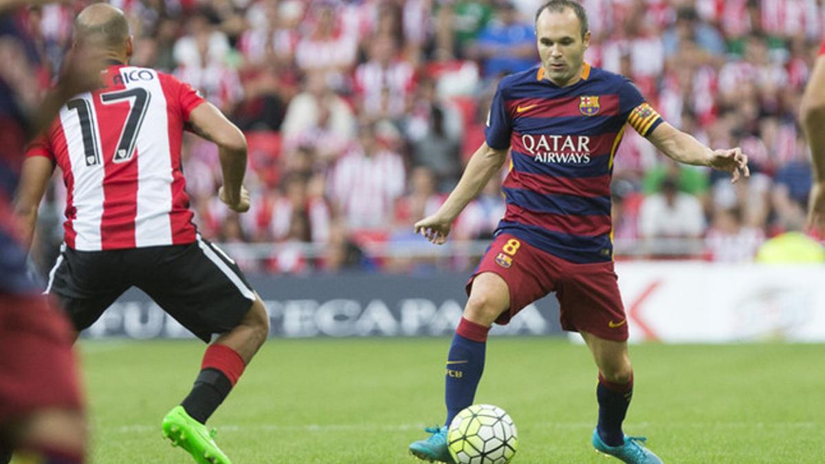 Andrés Iniesta intenta superar a Mikel Rico durante el Athletic Club - Barça de la Liga BBVA 2015/16