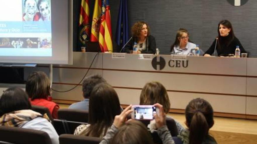 La firma de la puesta en marcha de la cátedra de la discapacidad en la UMH y, a la derecha, la jornada que se celebró ayer en el CEU.