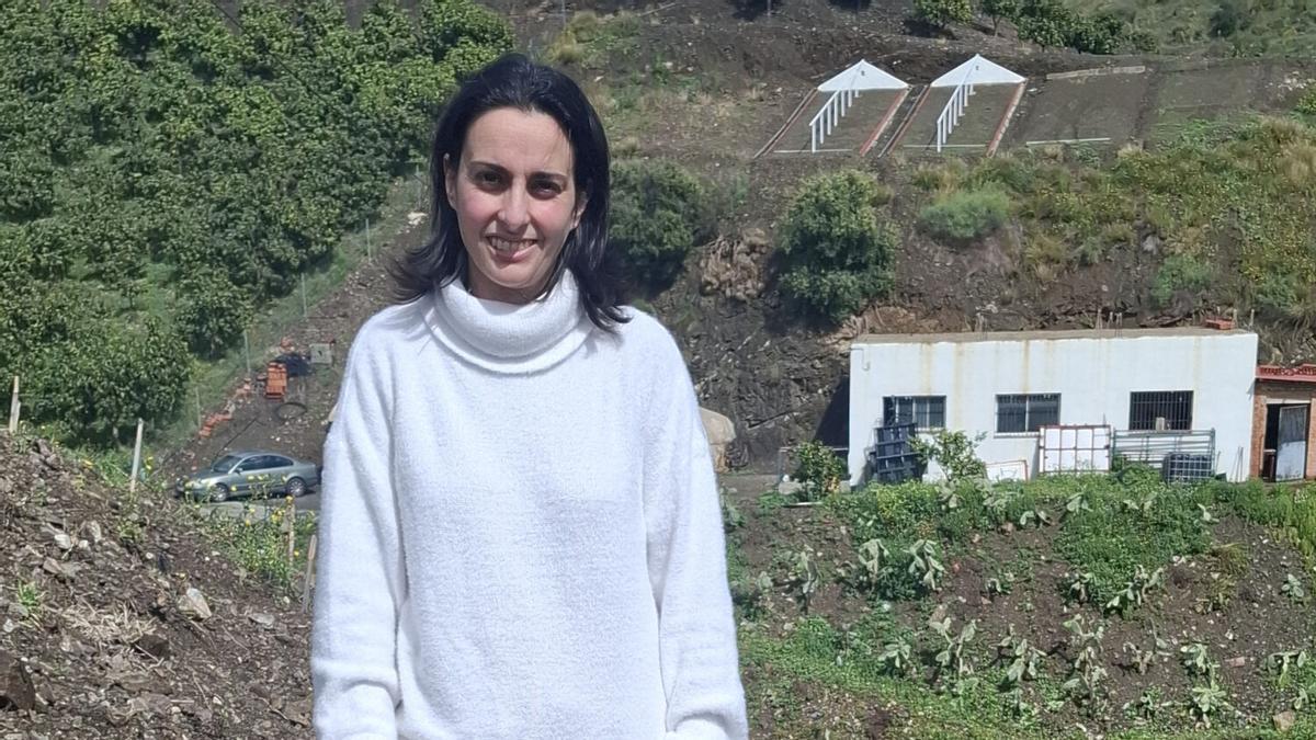 Sara Palma, agricultora que cultiva 'el caviar de la Axarquía en las escarpadas tierras de su viña de Almáchar (Málaga) y lo compagina con su trabajo como gestora administrativa y la presidencia de la Asociación Moscatel, que pone en valor la uva pasa moscatel.
