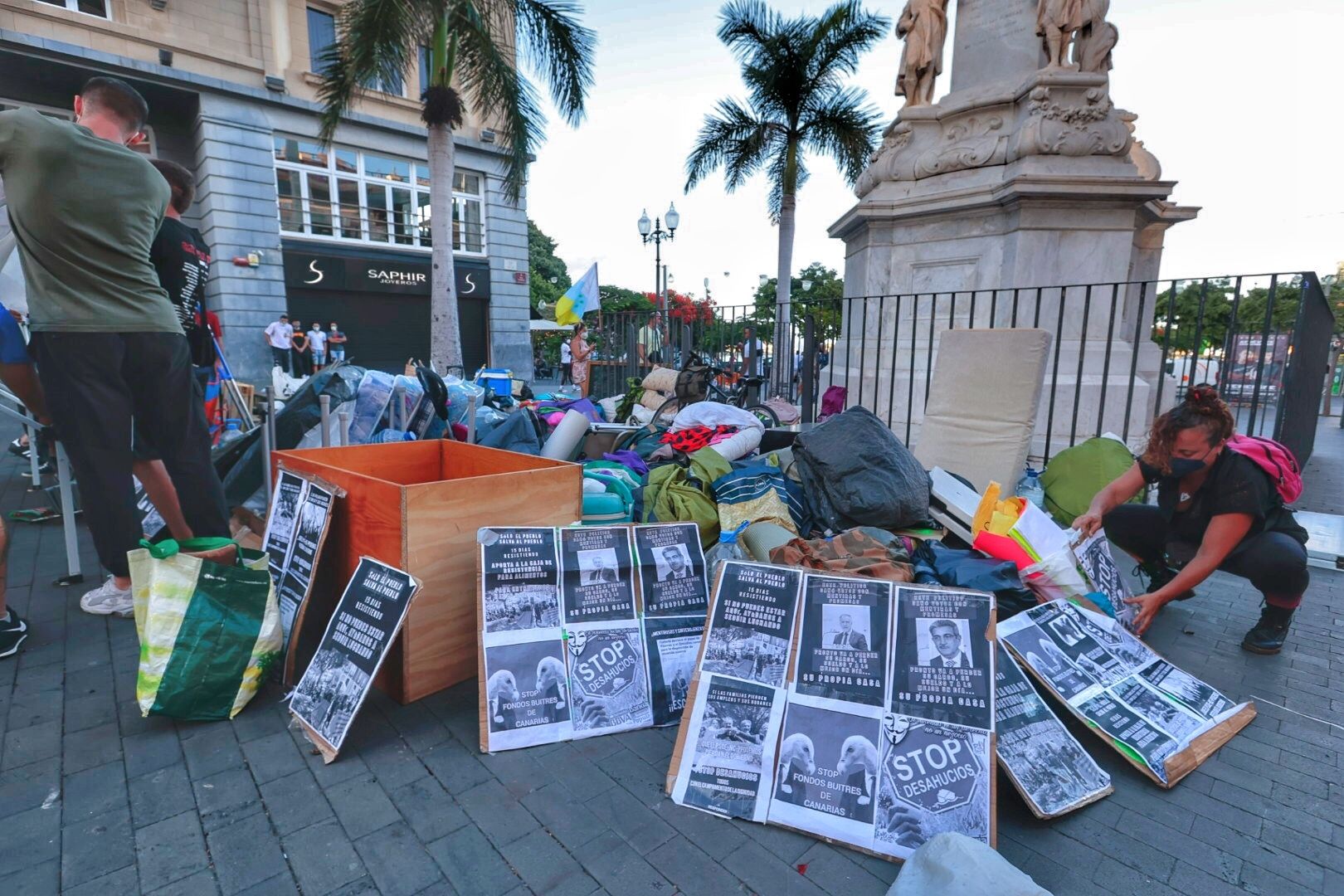 Traslado de la acampada de la plataforma antidesahucios en Santa Cruz