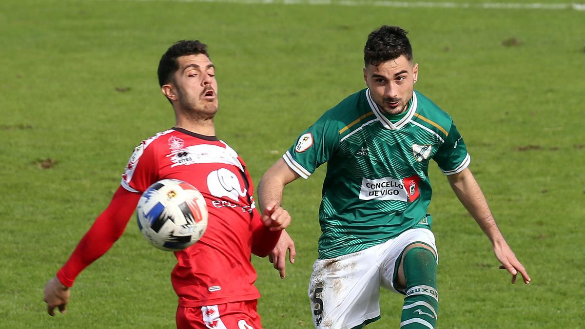 Crespo pelea un balón con un rival