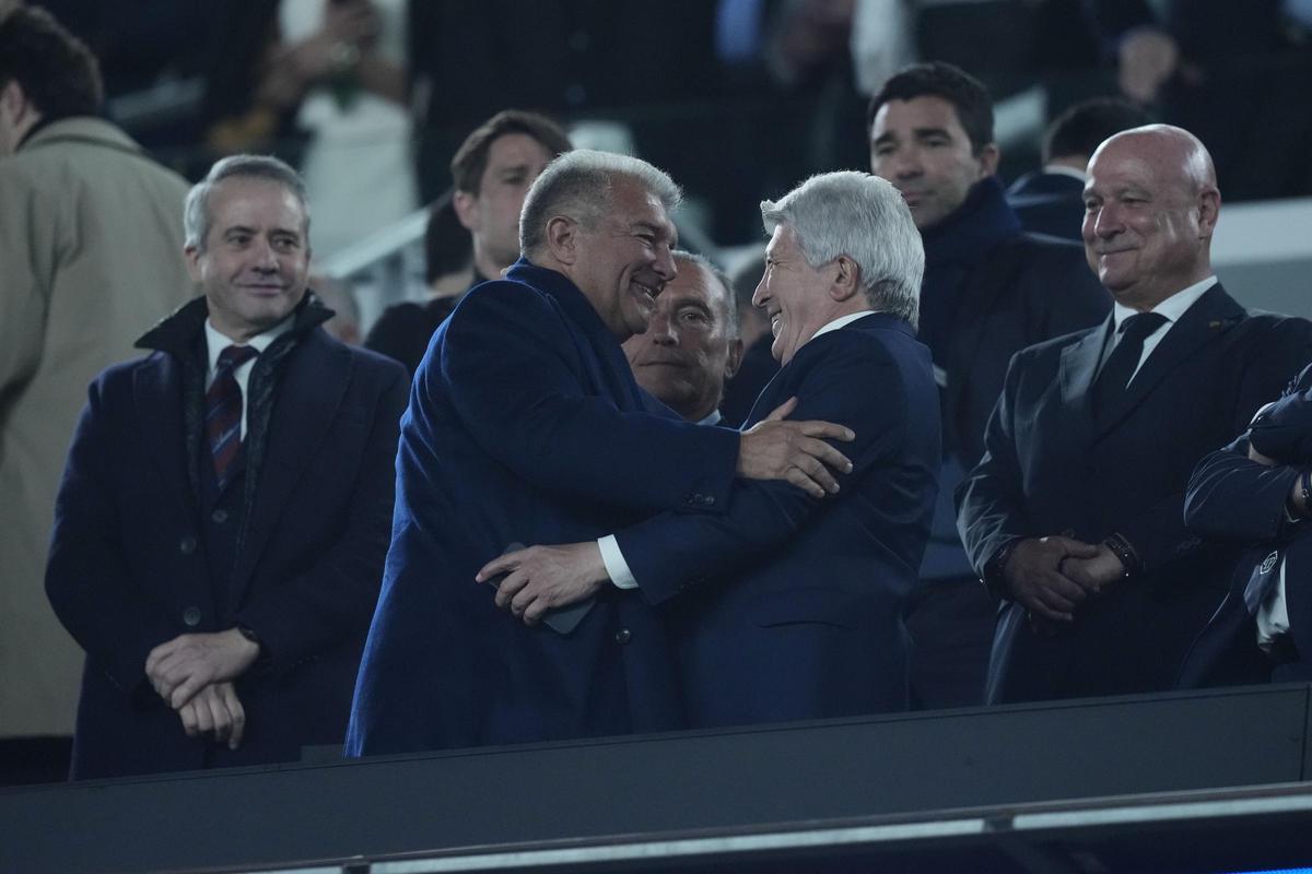 Enrique Cerezo y Joan Laporta en uno de los partidos de esta temporada