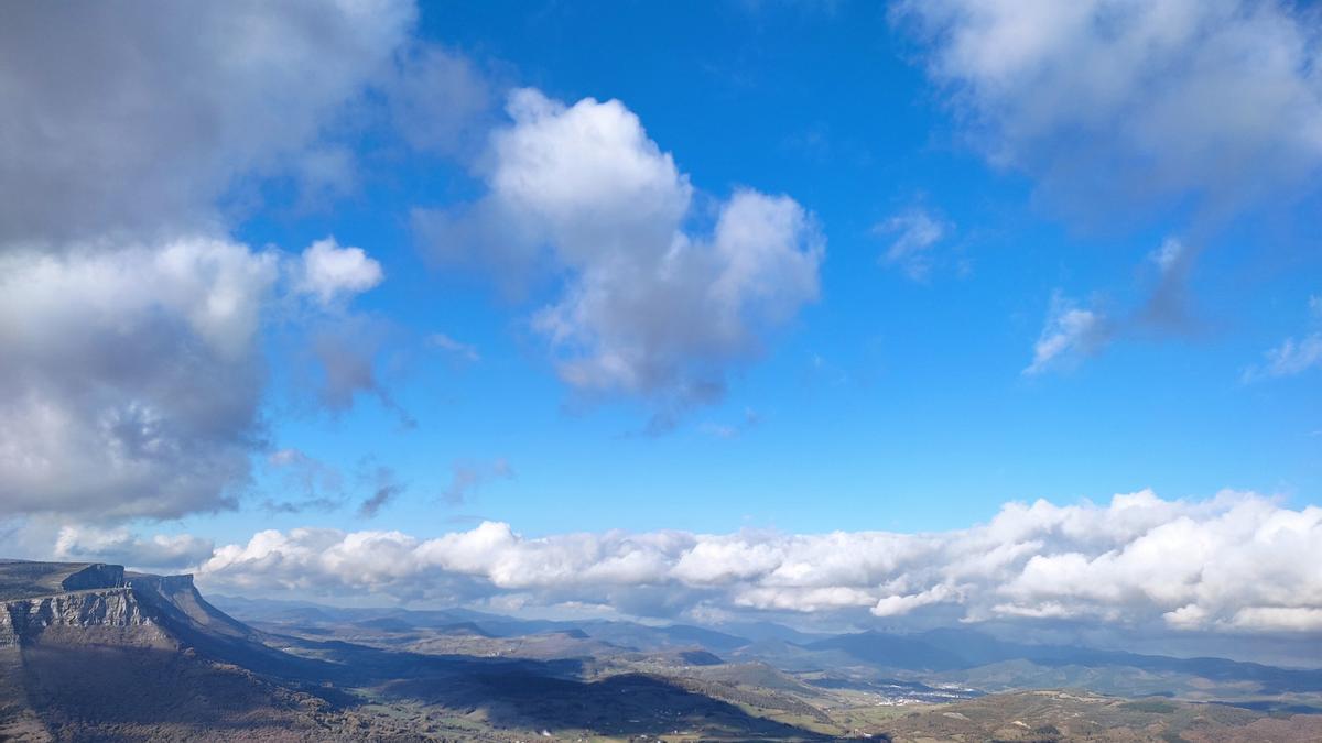 Archivo - Nubes y claros en el alto de Orduña (Álava)