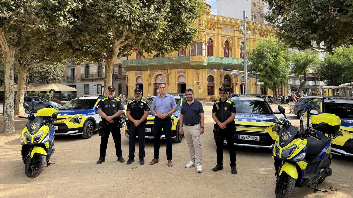 L'alcalde Carles Motas i el regidor Josep Saballs durant la presentació dels nous vehicles de la Policia Municipal