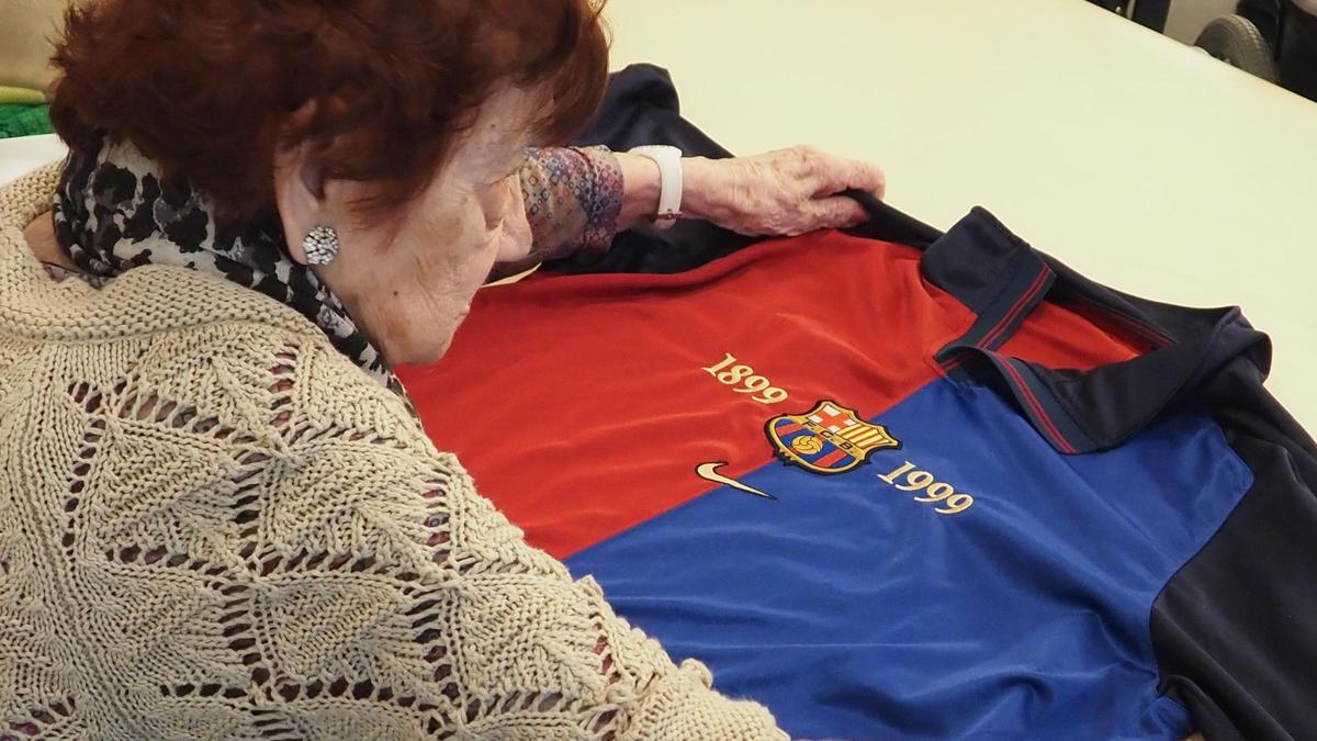 Maria contempla la camiseta del camiseta del Centenari