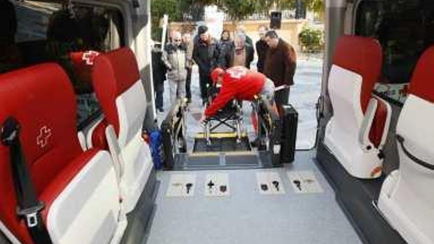 Cruz Roja recibe del Gobierno un vehículo destinado a personas con poca movilidad