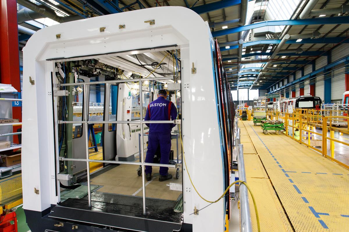 Trabajos en el interior de uno de los nuevos trenes que circularán por las líneas 1 y 3 del metro de Barcelona.