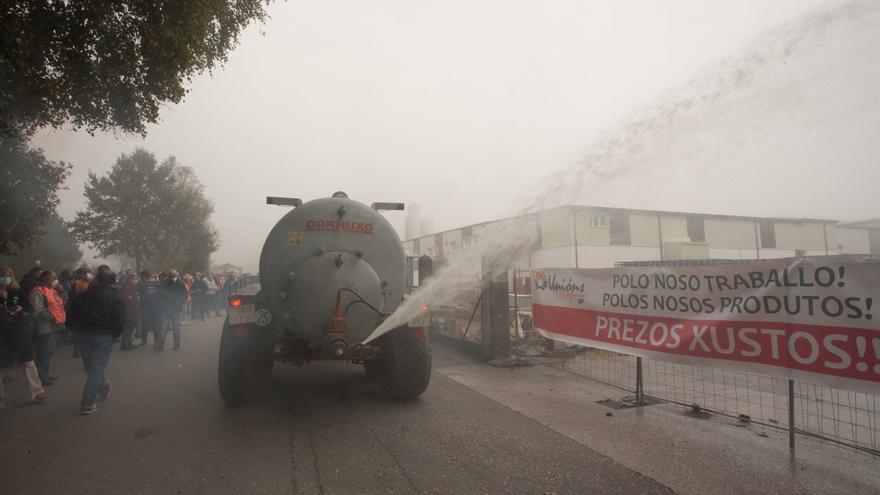 Ganaderos llevan la protesta por el precio de la leche a la puerta de la industria