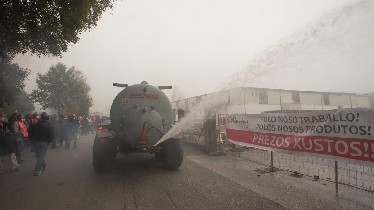Un tractor cisterna vierte leche en el interior de la factoría de Lactalis, en Vilalba, durante las protestas de los ganaderos.