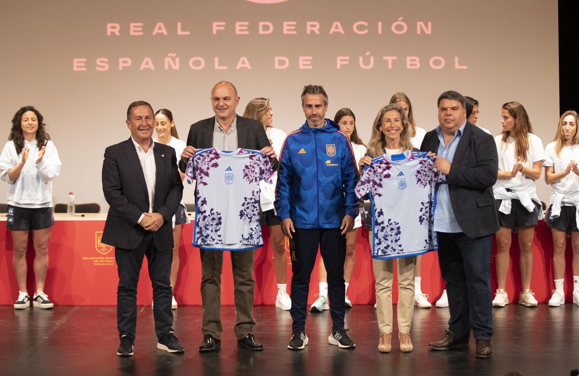 Galería de imágenes de la visita a Ibiza de la Selección Española Femenina de fútbol