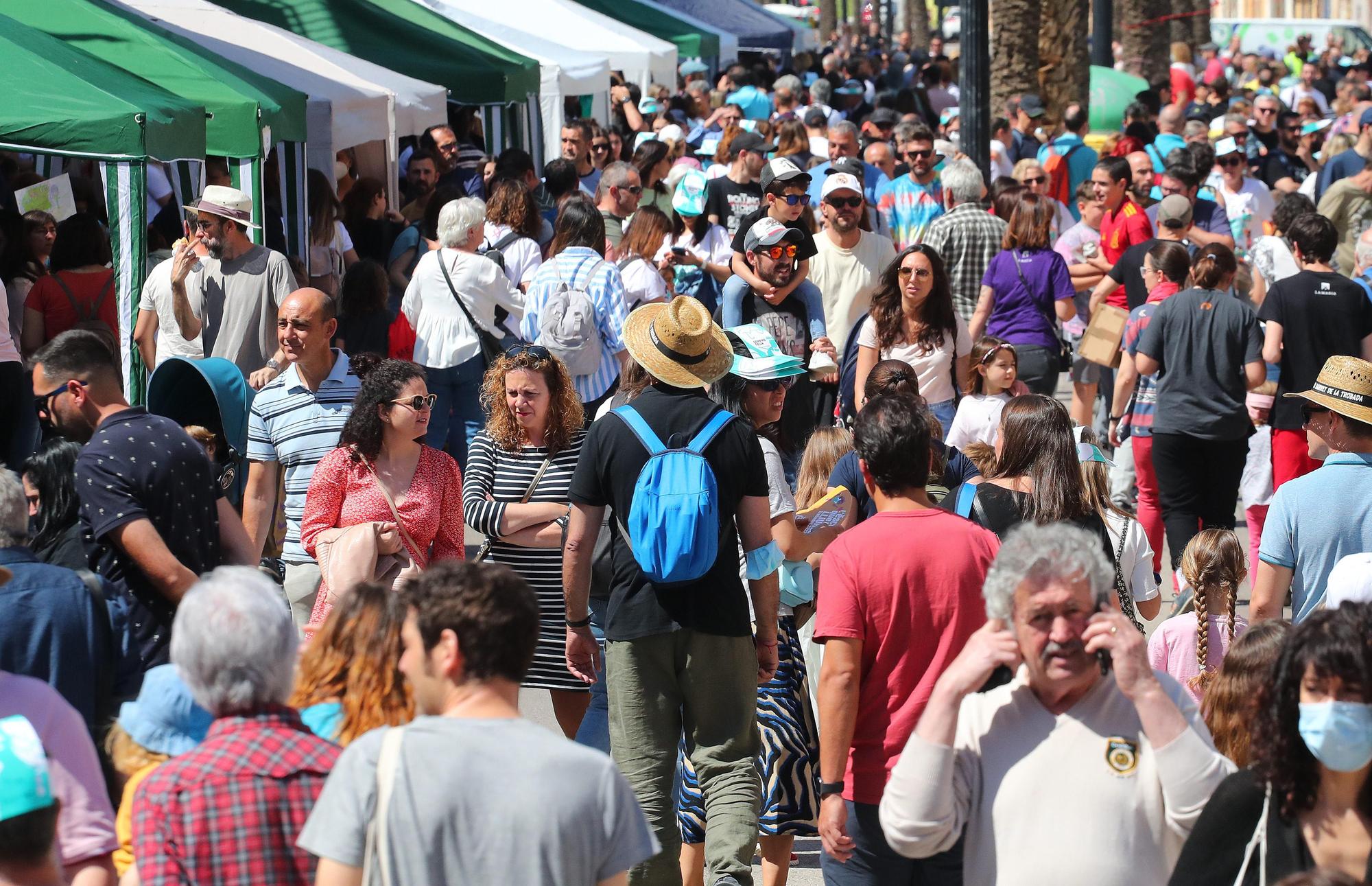 Miles de niños y sus familias viven la fiesta por la lengua en les trobades de Rafelbunyol y Almenara